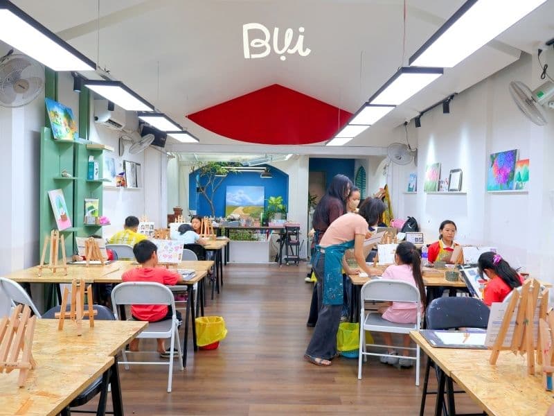 Lớp vẽ cho bé ở Phú Nhuận giúp bé tập trung và quan sát tốt hơn