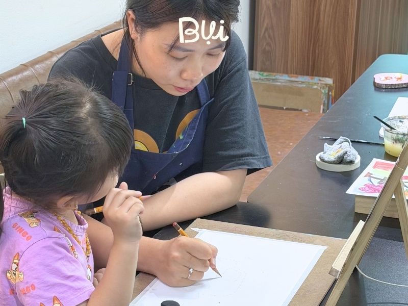 Sự thay đổi của con sau khi học vẽ tại Bụi Nhỏ Sự thay đổi của con sau khi học vẽ tại Bụi Nhỏ