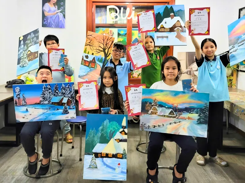 Giảng viên Mỹ Thuật Bụi đồng hành cùng học viên trong từng buổi học