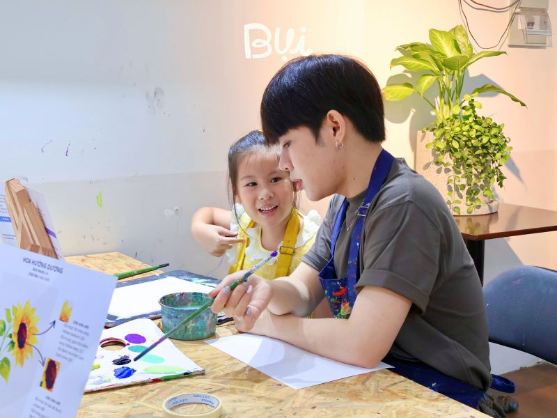 Giảng viên lớp vẽ thiếu nhi Tân Bình đồng hành theo từng bé